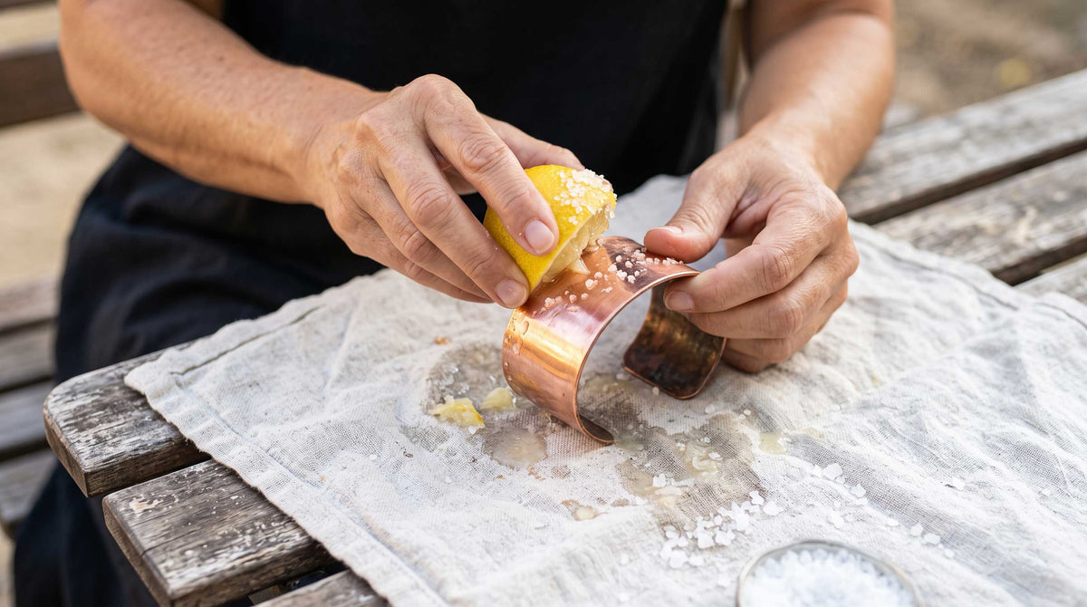 Limpieza de un brazalete de cobre con limón y sal